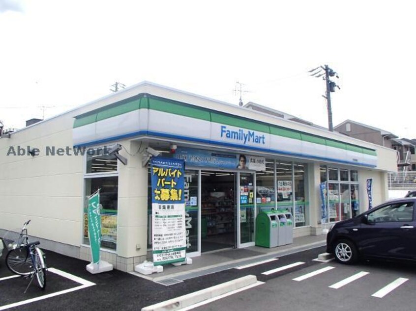 ファミリーマート日進岩崎店(コンビニ)まで818m キャメロット