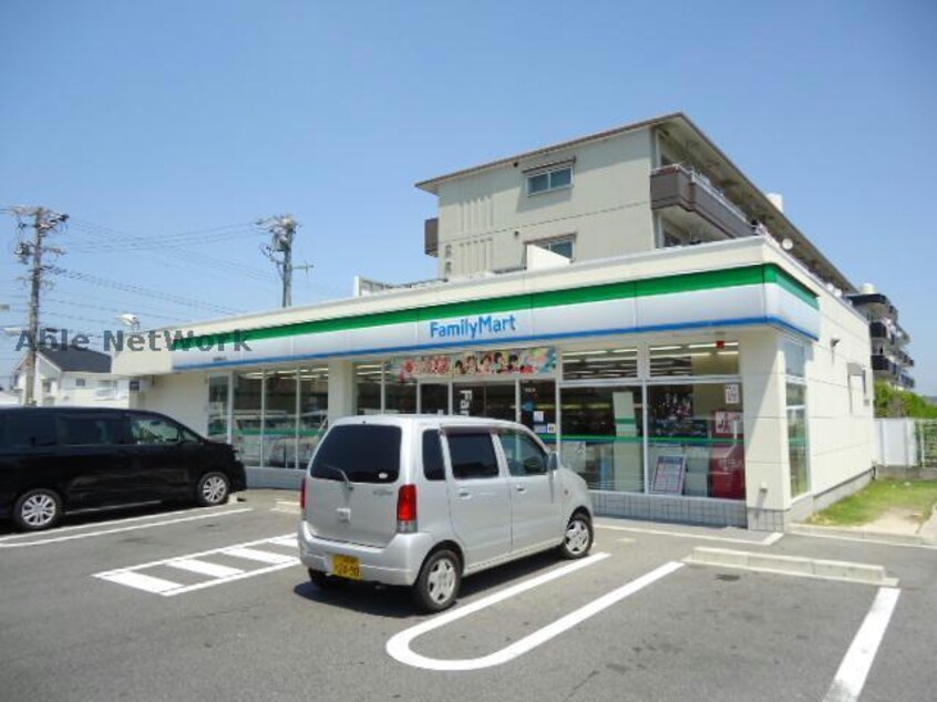 ファミリーマート緑尾崎山店(コンビニ)まで355m フラット・スリー