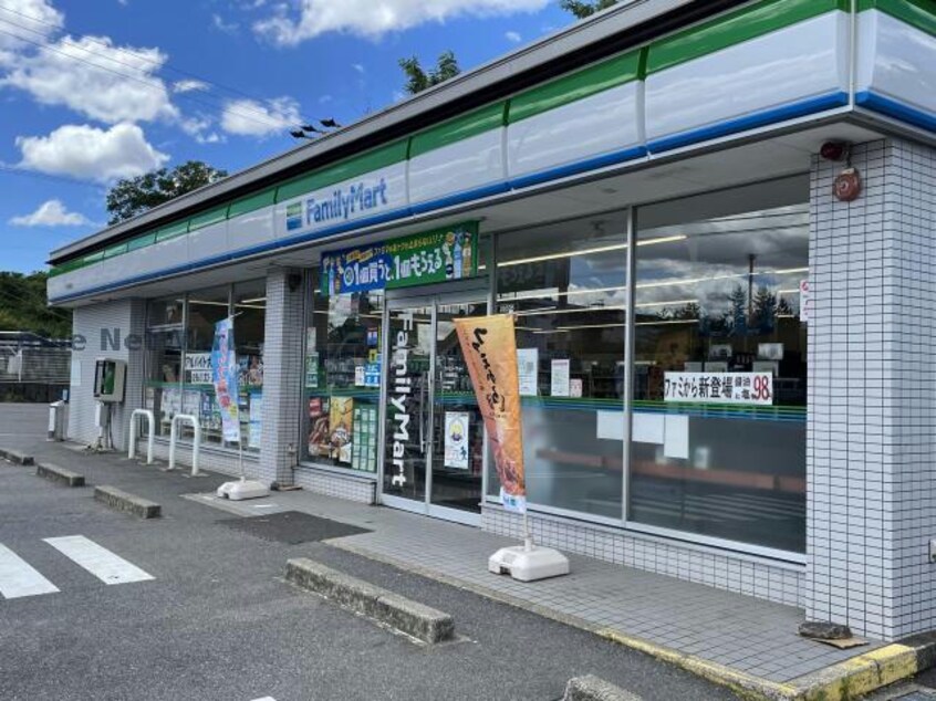 ファミリーマート三好藤塚店(コンビニ)まで606m Surplus Two 金田荘