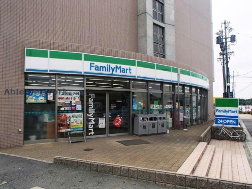 ファミリーマート日進竹の山店(コンビニ)まで308m リッシュヴェール