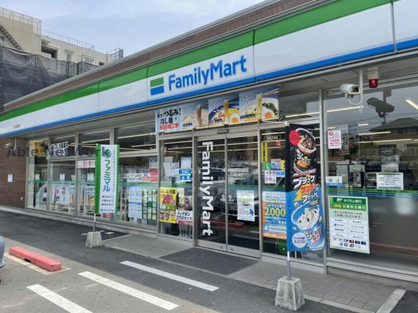 ファミリーマート天白植田東店(コンビニ)まで630m アイリス梅ヶ丘