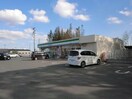 ファミリーマート鈴鹿下箕田店(コンビニ)まで1117m ストークホームⅡ Ａ棟