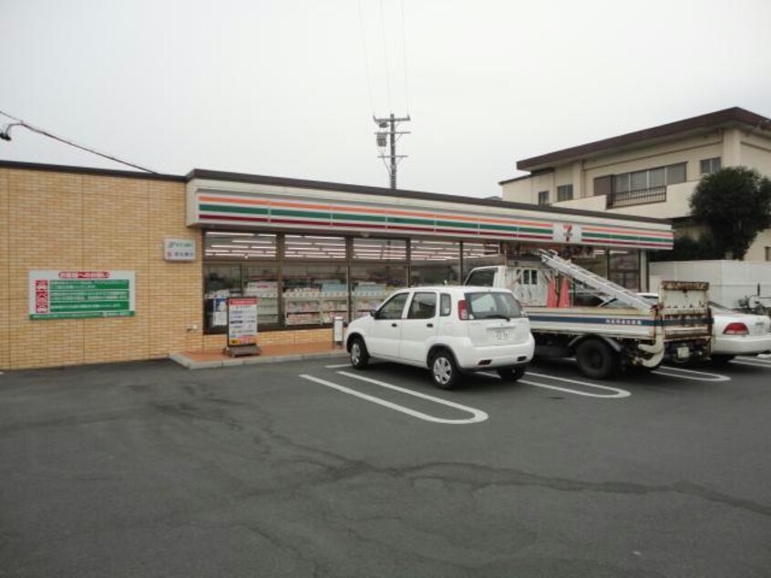 セブンイレブン鈴鹿地子町店(コンビニ)まで658m レジデンス中之池