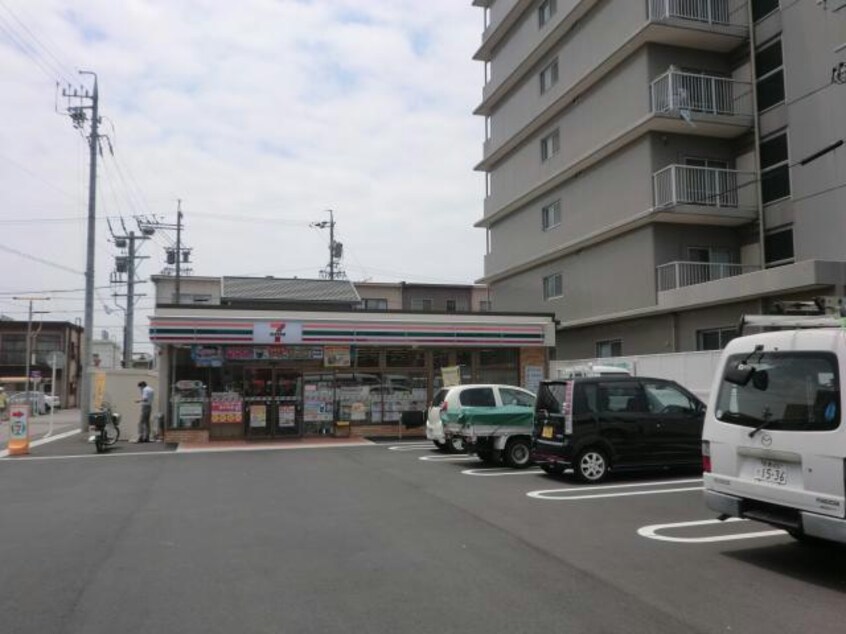 セブンイレブン鈴鹿白子駅前店(コンビニ)まで358m ハピネス・コバ