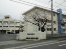 鈴鹿市立飯野小学校(小学校)まで930m レジデンス道伯 Ｃ棟