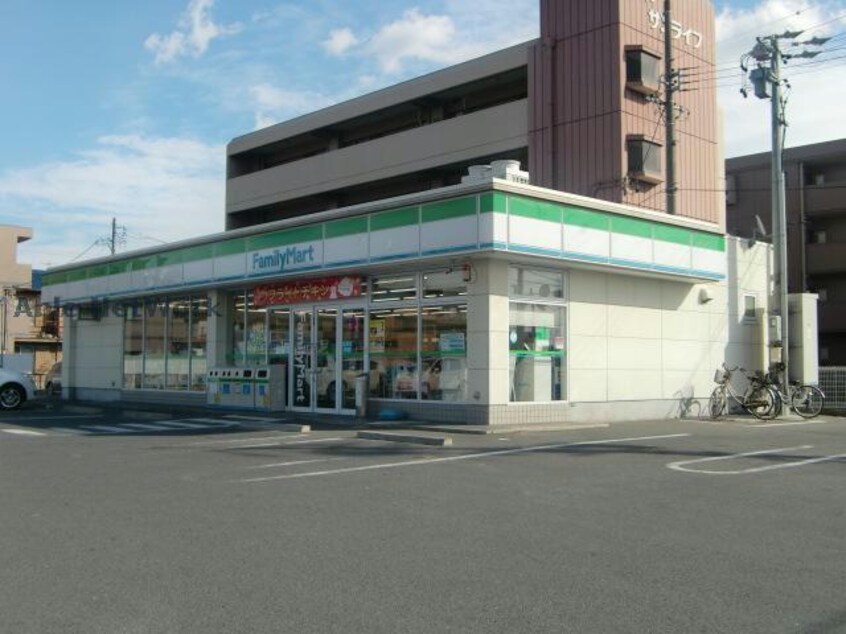 ファミリーマート鈴鹿中江島町店(コンビニ)まで331m ラビットハイツ
