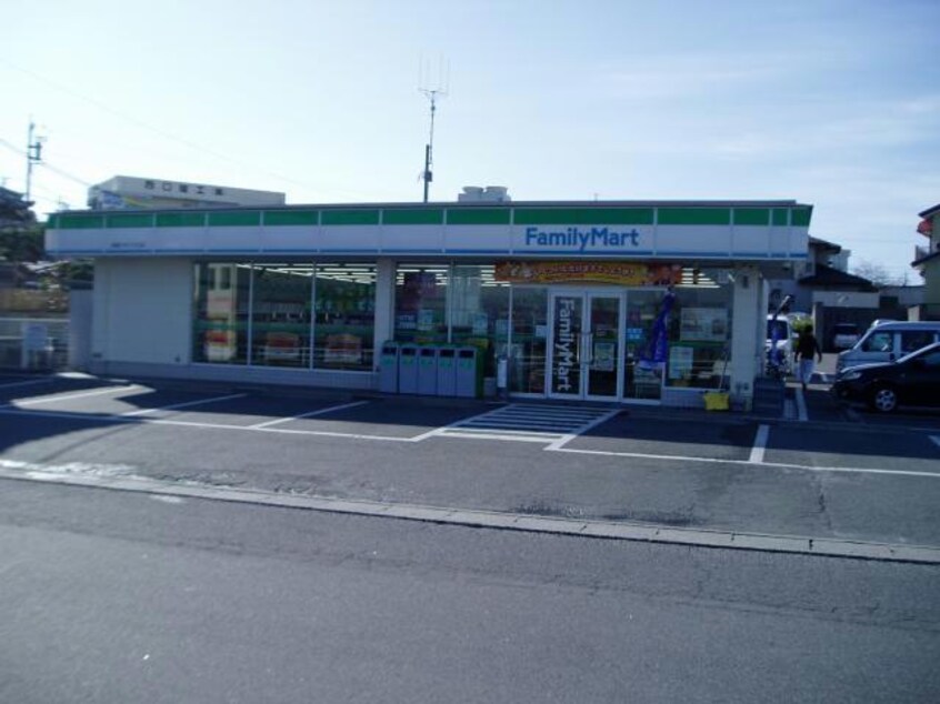 ファミリーマート鈴鹿ひばりケ丘店(コンビニ)まで1001m ポワソンボワールＡ