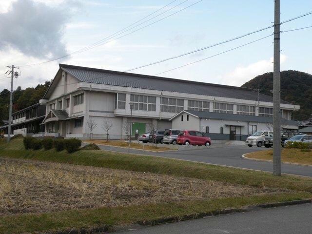 亀山市立関中学校(中学校/中等教育学校)まで807m サンフォレスト