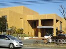 鈴鹿市立図書館(図書館)まで949m カーサ ハーモニー Ｂ棟