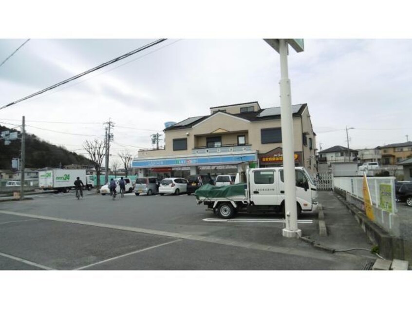 ローソン鈴鹿高岡南店(コンビニ)まで205m ロイヤル　ラ　ファミーユＡ棟