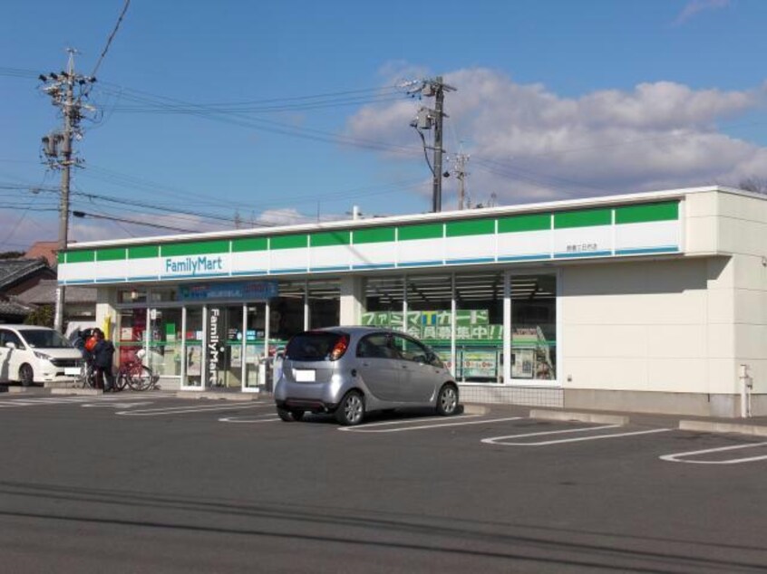 ファミリーマート鈴鹿伊船町店(コンビニ)まで1437m ソレアードKⅢ　A