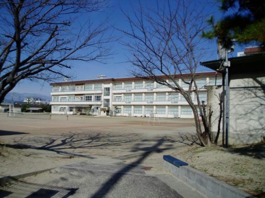 四日市市立楠中学校(中学校/中等教育学校)まで1482m ハイツＴＹＭ