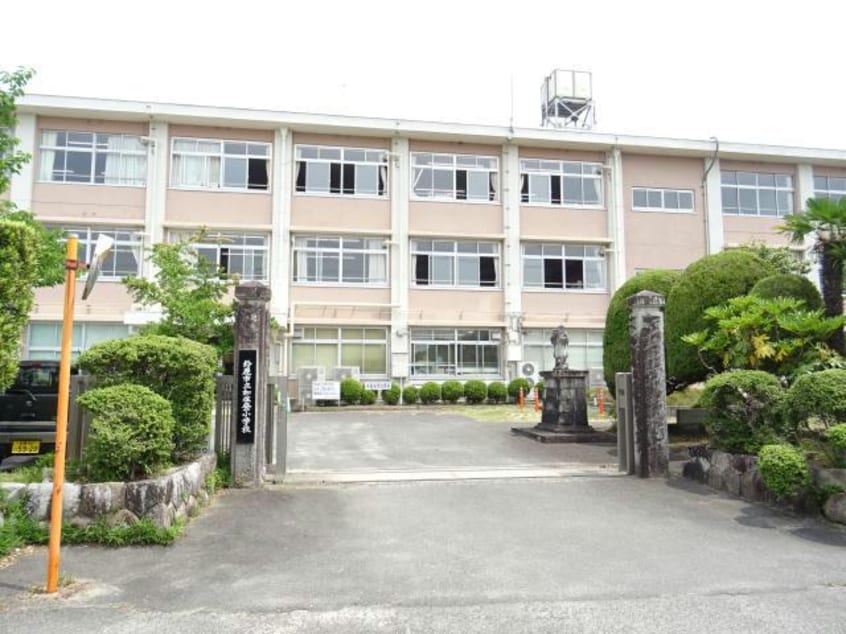 鈴鹿市立加佐登小学校(小学校)まで1063m スズカヒルズA棟