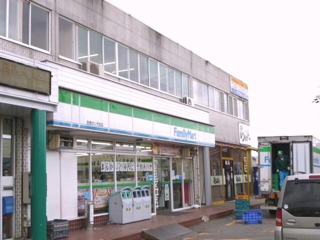 ファミリーマート鈴鹿住吉店(コンビニ)まで261m 住吉5丁目　門田邸