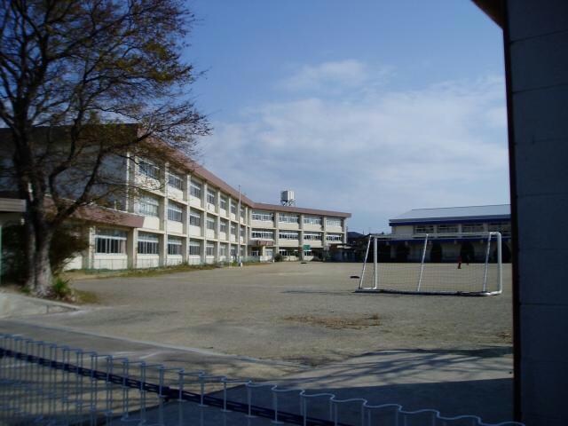 鈴鹿市立鼓ケ浦小学校(小学校)まで989m モデルンロイテ