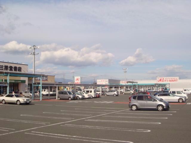 F1マートサーキット通り店(電気量販店/ホームセンター)まで1413m ランドマーク・２０１３