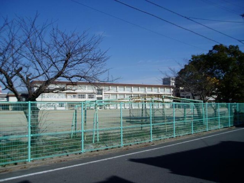 四日市市立楠中学校(中学校/中等教育学校)まで465m フィーチャーズドリーム