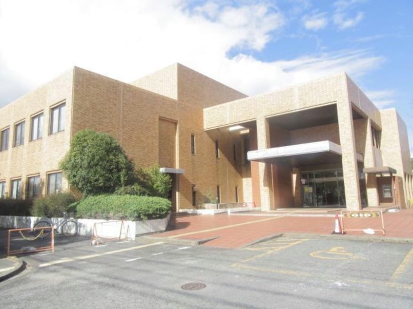 鈴鹿市立図書館(図書館)まで1893m マンダリーナ