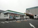 ファミリーマート亀山インター店(コンビニ)まで1004m グレース・亀山