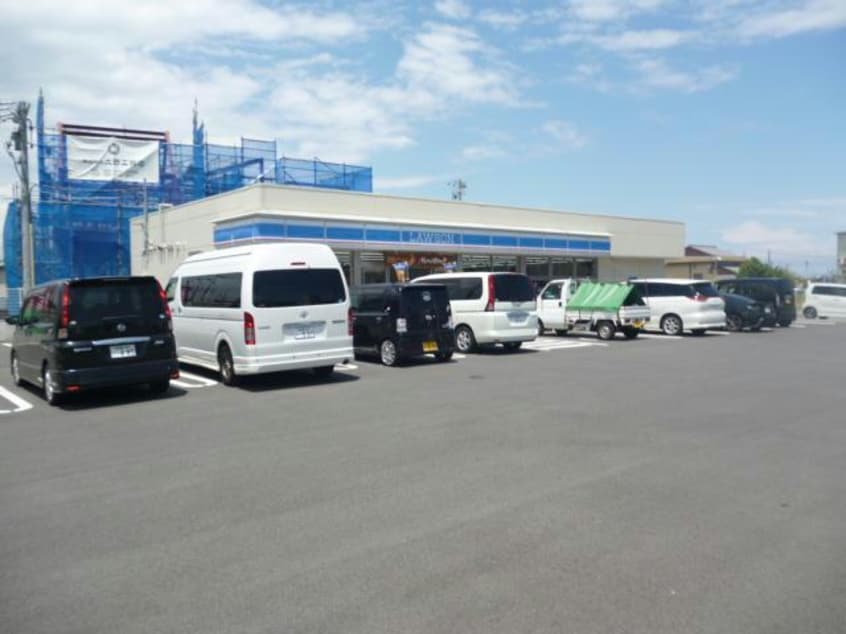 ローソン鈴鹿三日市町店(コンビニ)まで473m メルヴェーユⅢ