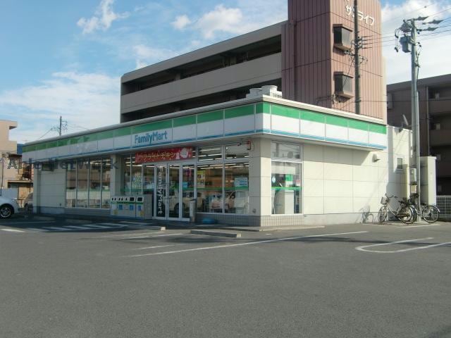 ファミリーマート鈴鹿中江島町店(コンビニ)まで677m サザンアーブル