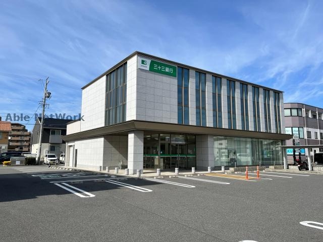 三十三銀行白子支店(銀行)まで1315m アルデンヌ　B棟