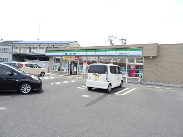 ファミリーマート鈴鹿須賀三丁目店(コンビニ)まで741m シュロス十宮