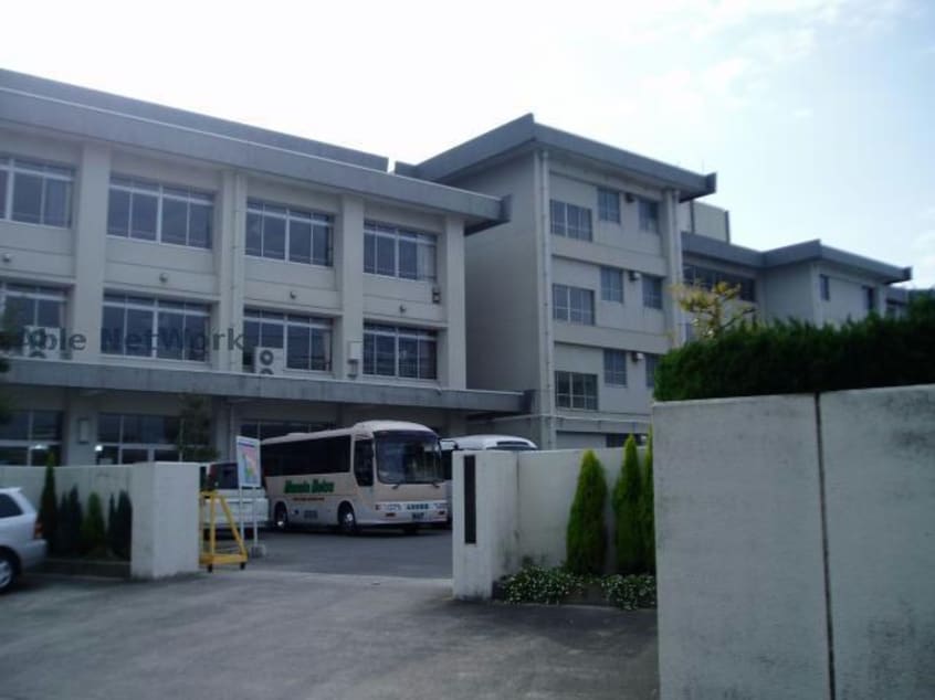 鈴鹿市立鼓ケ浦中学校(中学校/中等教育学校)まで889m エムツートリアードⅢ