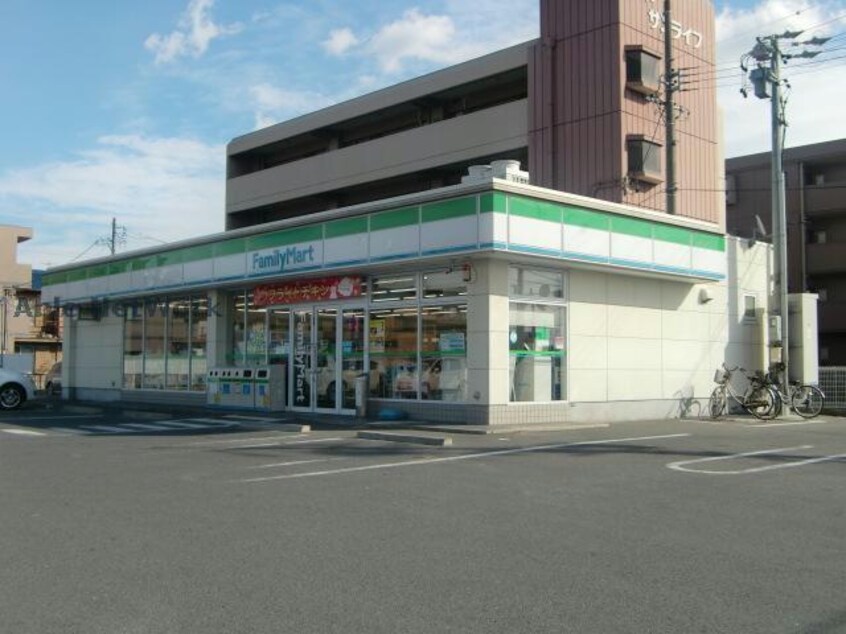 ファミリーマート鈴鹿中江島町店(コンビニ)まで569m メルベーユ　(南江島町)