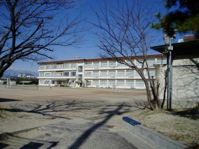 四日市市立楠中学校(中学校/中等教育学校)まで583m ニューライズ　ブラボー