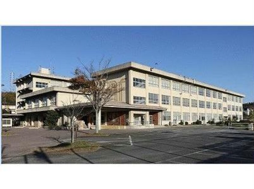 四日市市立内部中学校(中学校/中等教育学校)まで592m 波木南台戸建て