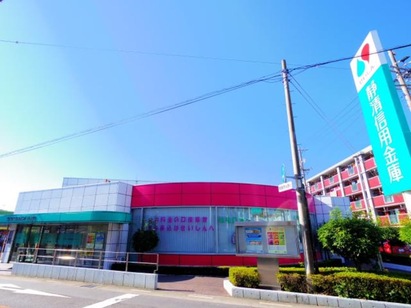 静清信用金庫小鹿支店(銀行)まで474m 東海道本線/静岡駅 バス25分堀ノ内下車:停歩8分 1階 築8年