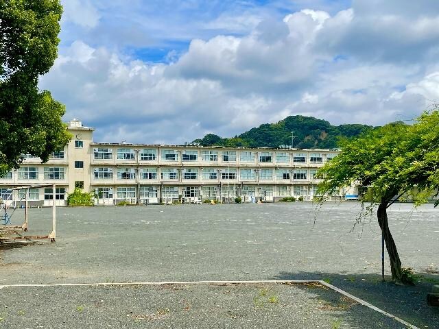 静岡市立井宮小学校(小学校)まで858m 東海道本線/静岡駅 バス14分籠上中下車:停歩7分 4階 築19年