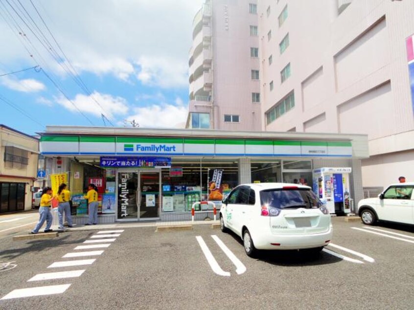 ファミリーマート静岡鷹匠三丁目店(コンビニ)まで423m 静岡鉄道静岡清水線/日吉町駅 徒歩8分 1階 1年未満