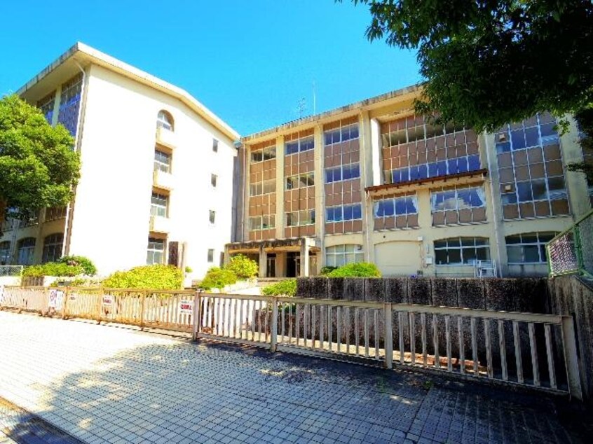 静岡市立城山中学校(中学校/中等教育学校)まで1093m 東海道本線/用宗駅 徒歩9分 1-2階 築15年
