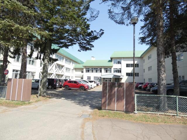 帯広第四中学校(中学校/中等教育学校)まで1076m 第3三条ﾊｲﾂ