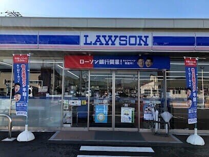 ローソン岡山高島新屋敷店(コンビニ)まで380m アヴェニールガーデン