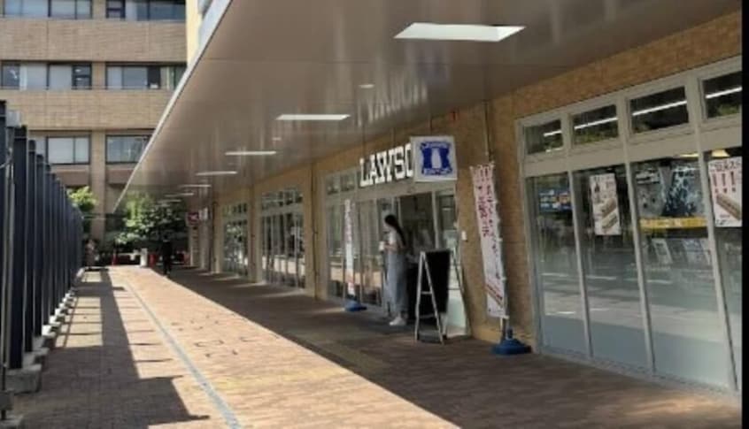 ローソン岡大病院店(コンビニ)まで367m グランディオ医大前