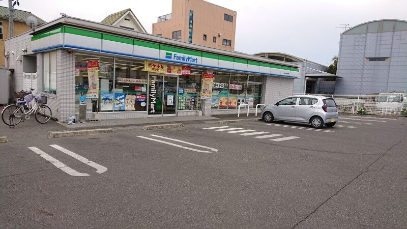 ファミリーマート岡山西長瀬店(コンビニ)まで194m フラワーハイツⅤ