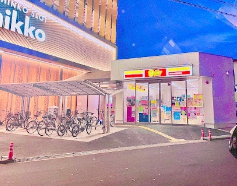 デイリーヤマザキnikko十日市店(コンビニ)まで607m REGALEST　TSUBAKI