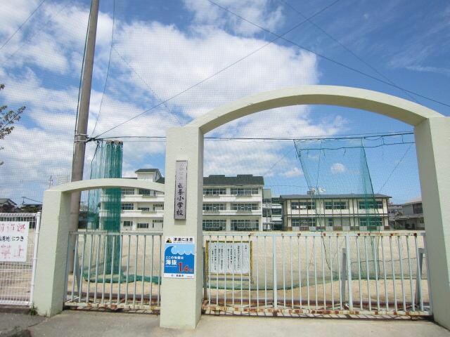 西条市立西条小学校(小学校)まで437m フィネス西条