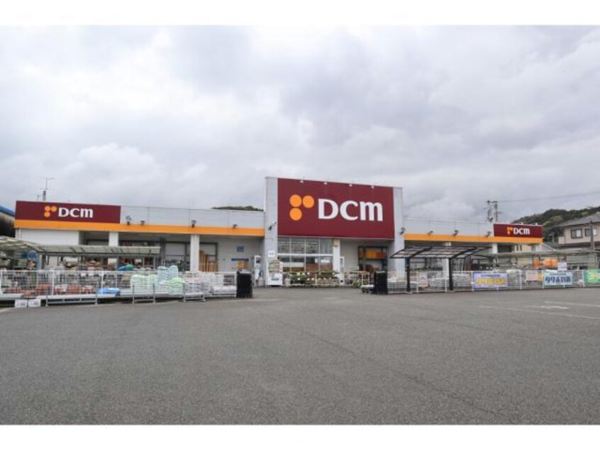 DCM伊予小松店(電気量販店/ホームセンター)まで567m シャルマン舟山