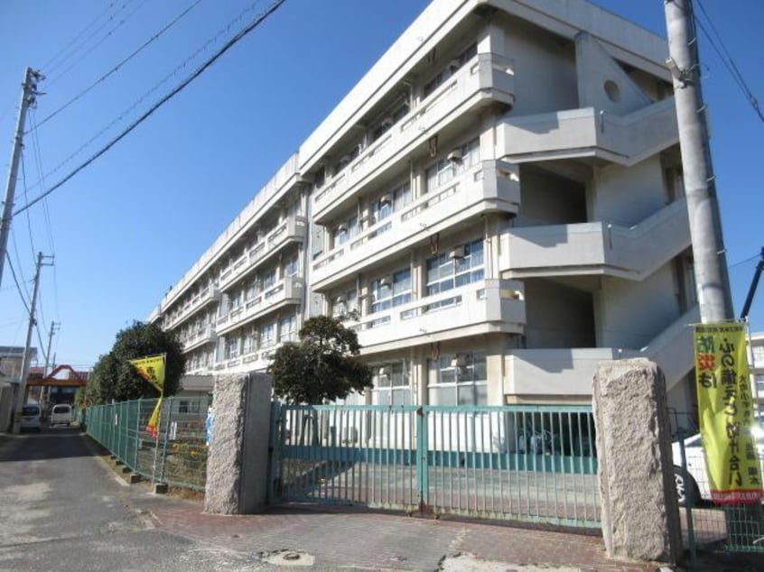 西条市立大町小学校(小学校)まで2028m コンフォート洲之内