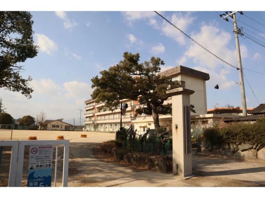 西条市立神戸小学校(小学校)まで760m アルバ・ＴＡＫＡ