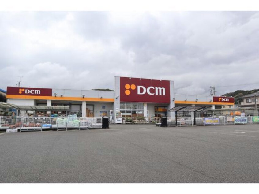 DCMダイキ伊予小松店(電気量販店/ホームセンター)まで801m コンフォートプチパイン