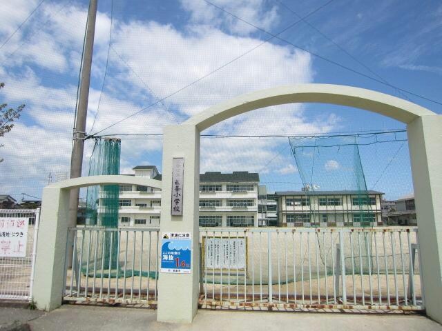 西条市立西条小学校(小学校)まで184m Core Libe Saijo