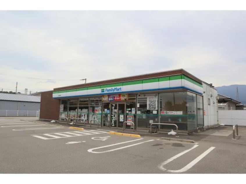 ファミリーマート西条天神店(コンビニ)まで635m ヴィラ・クレール