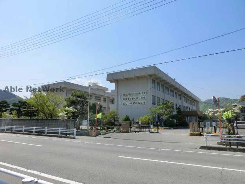 新居浜市立惣開小学校(小学校)まで960m アーバンコート河内町