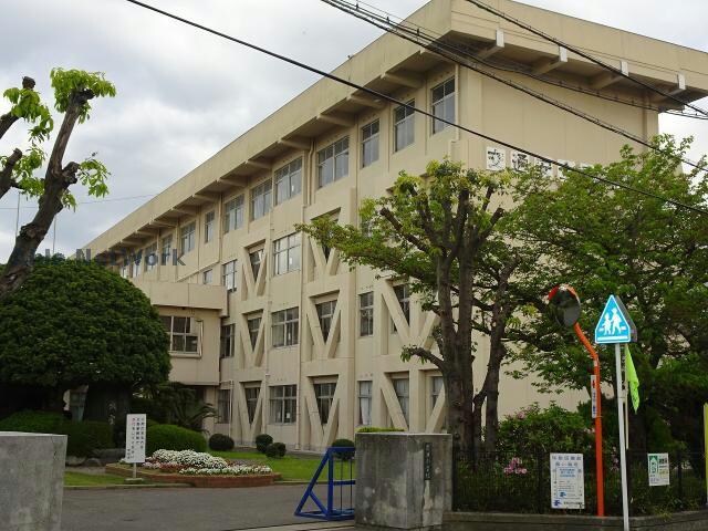 新居浜市立高津小学校(小学校)まで1425m アサヒパレス宇高