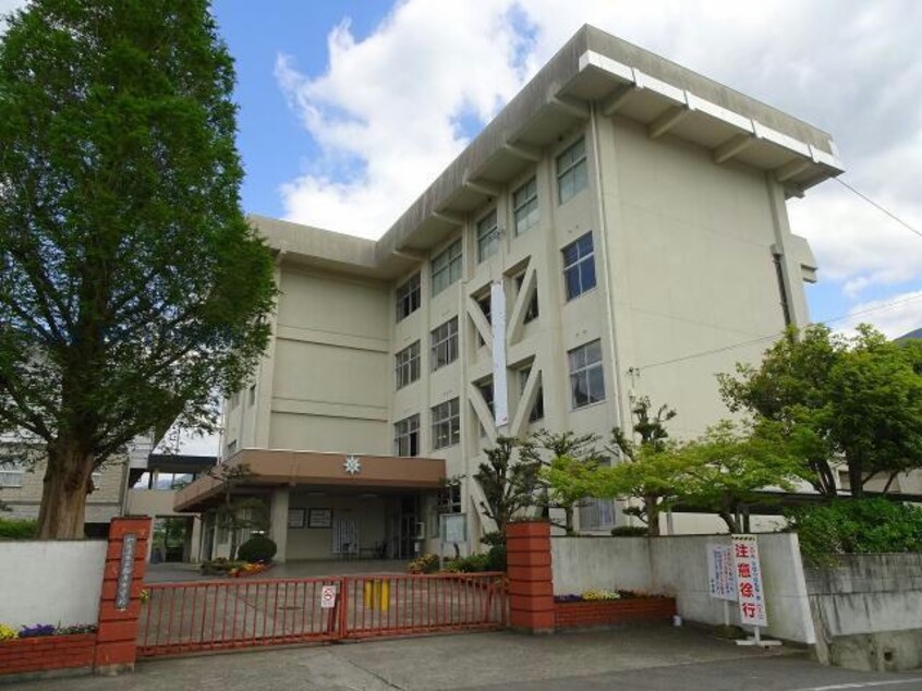 新居浜市立船木中学校(中学校/中等教育学校)まで524m 出口コーポ